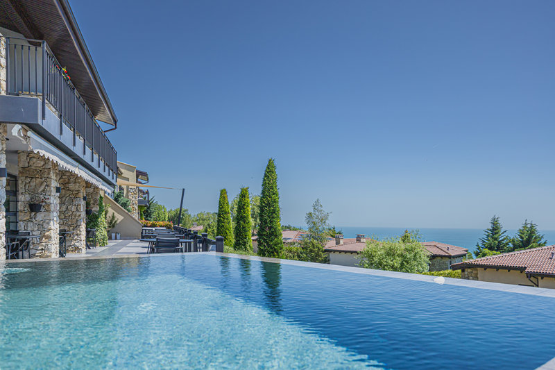 Infinity Pool 