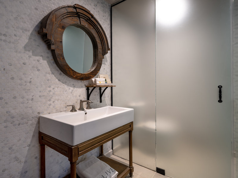PARTIAL LAGOON SUITE - BATHROOM