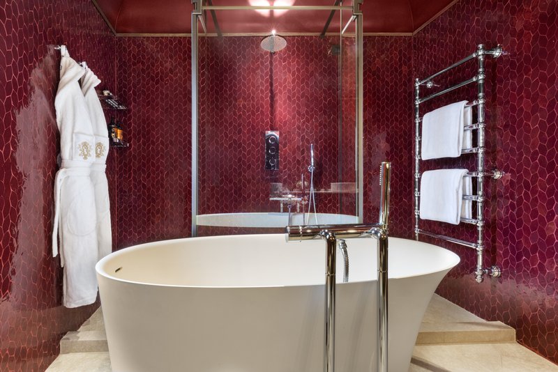 Master Suite - Bathtub