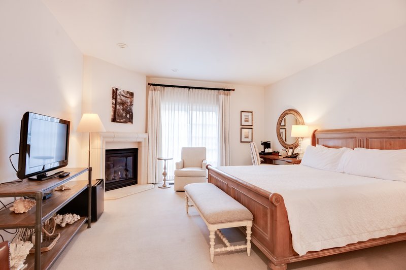 King Garden Suite - Bedroom