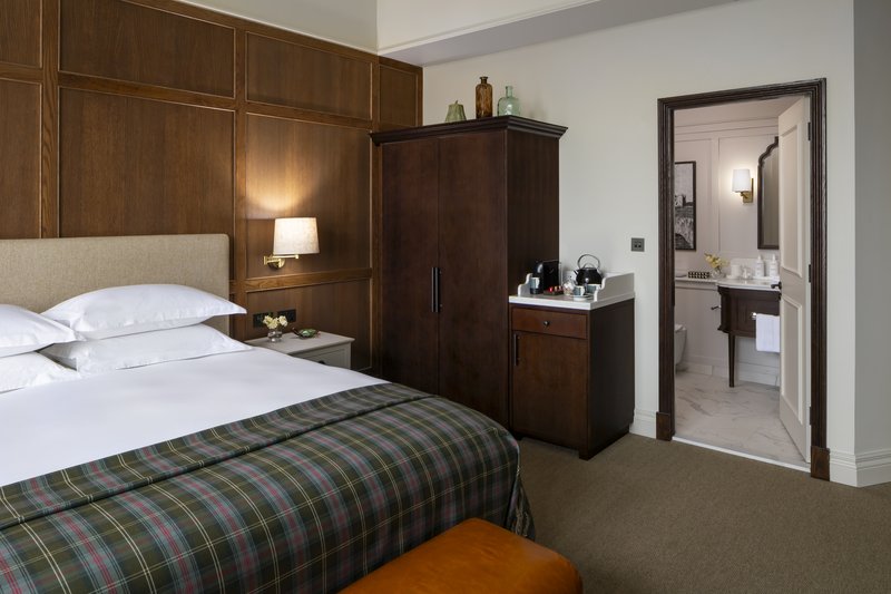 Deluxe King Room - Bedroom