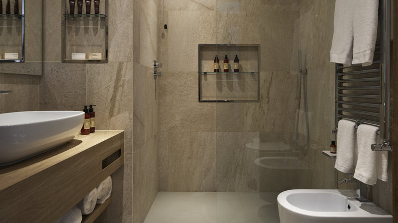 Deluxe - Bathroom