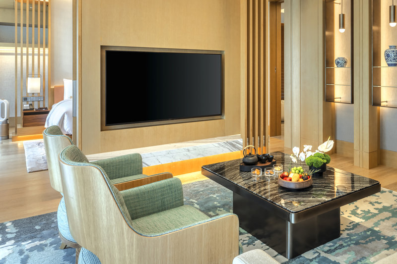 Lakeside Mountain View Suite - Living Area