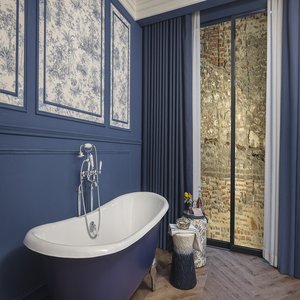 Acanthus Room - Bathtub