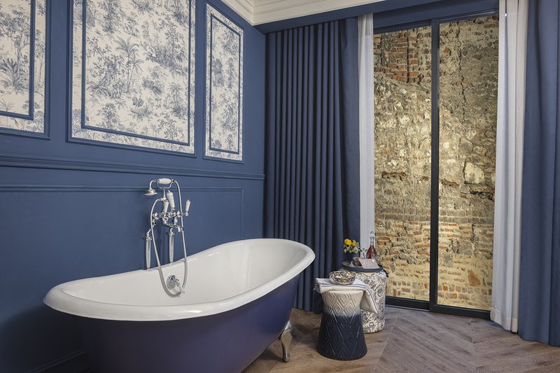 Acanthus Room - Bathtub