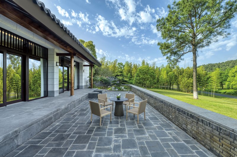 Lake View Mountain Stay One Room Villa - Patio