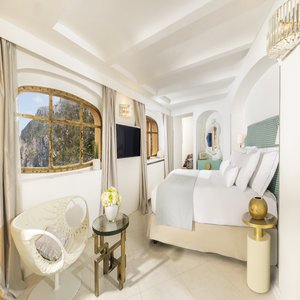 Master Deluxe Double - Bedroom