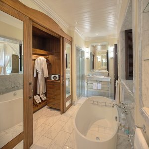 Hemingway Suite - Bathroom