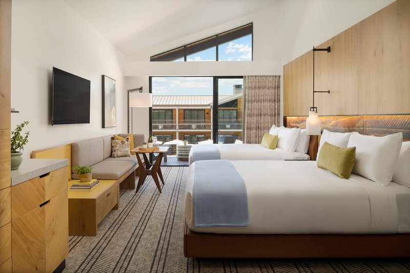 Deluxe Queen - Queen Vaulted - Bedroom