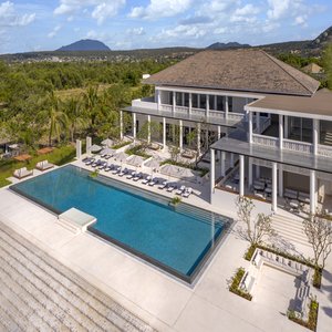 Beachfront Lounge and Pool Peaceful