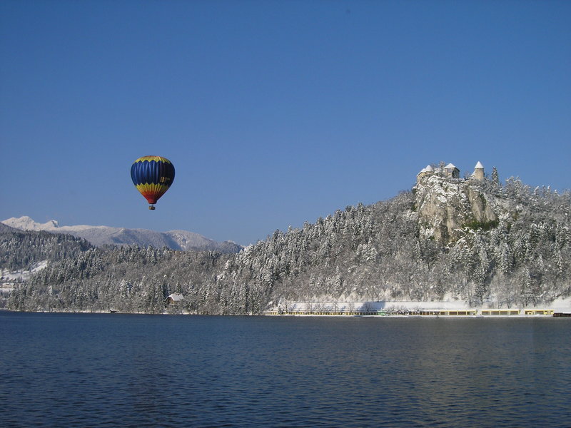 Hot air balooning over Bled in winter