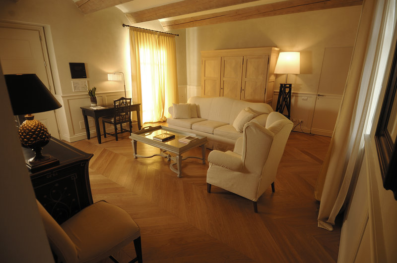 Deluxe Suite - Living room