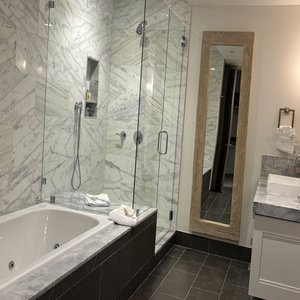 Platinum Two Queen Bathroom