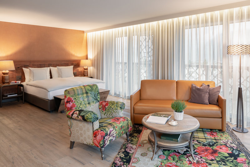 Corner Junior Suite - Bedroom & Living Area