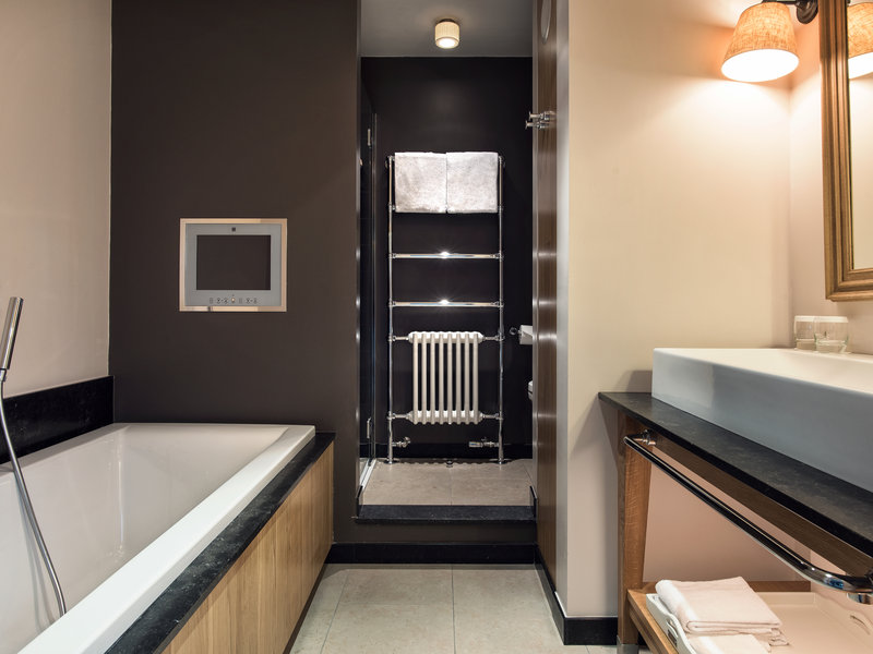 Bathroom Luxurious Manoir, Superior Manoir & Superior Manoir Garden View