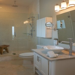 4  Bedroom Suite Bathroom