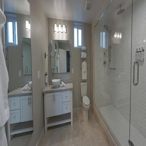 Deluxe King Suite Bathroom