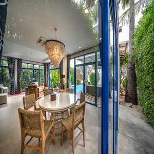 4BR Beachfront Pool Villa Dining area