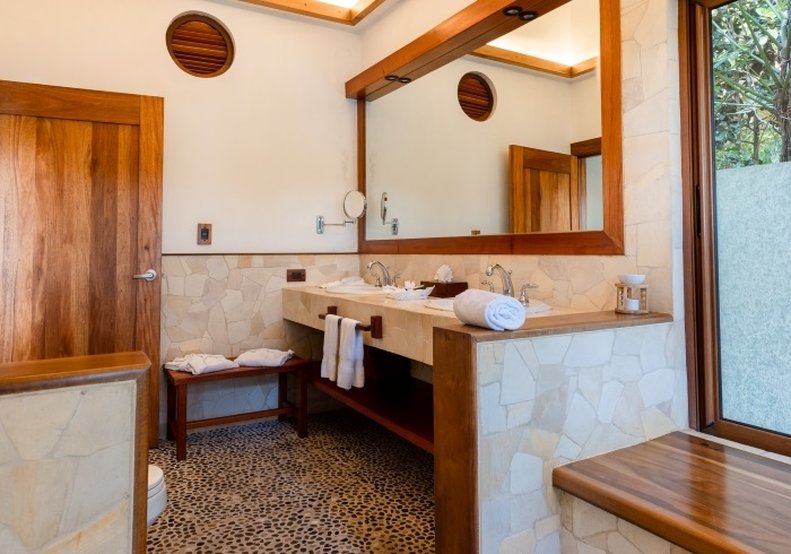 Lake View Junior Suite Queen - Bathroom