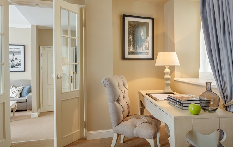 One-Bedroom Suite - Desk