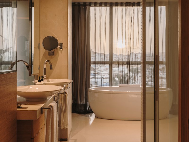 Grand Corner Suite - Bathroom
