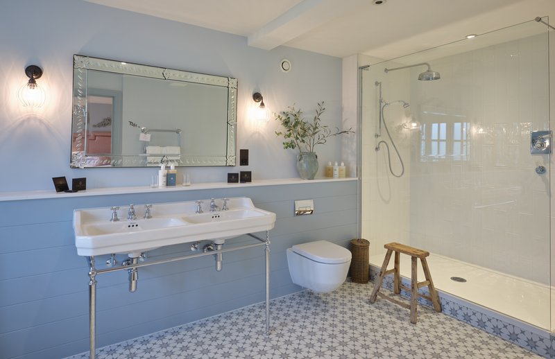 Generous Family Suite - Bowood Bathroom 