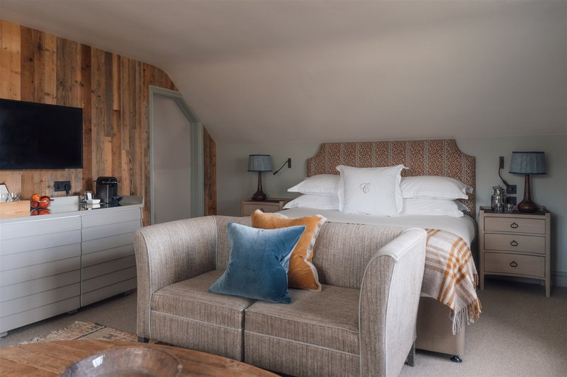 Comfy Family Room - Chavenage Bedroom