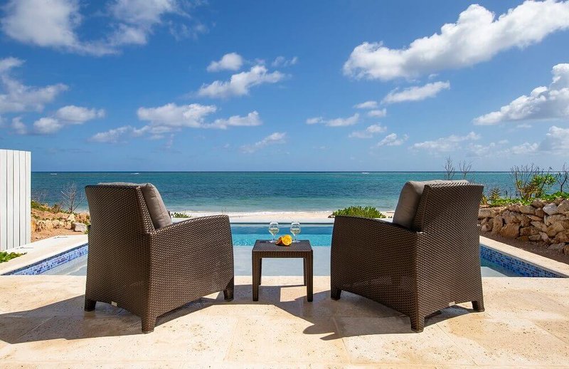 One Bedroom Beachfront Villa - Pool 