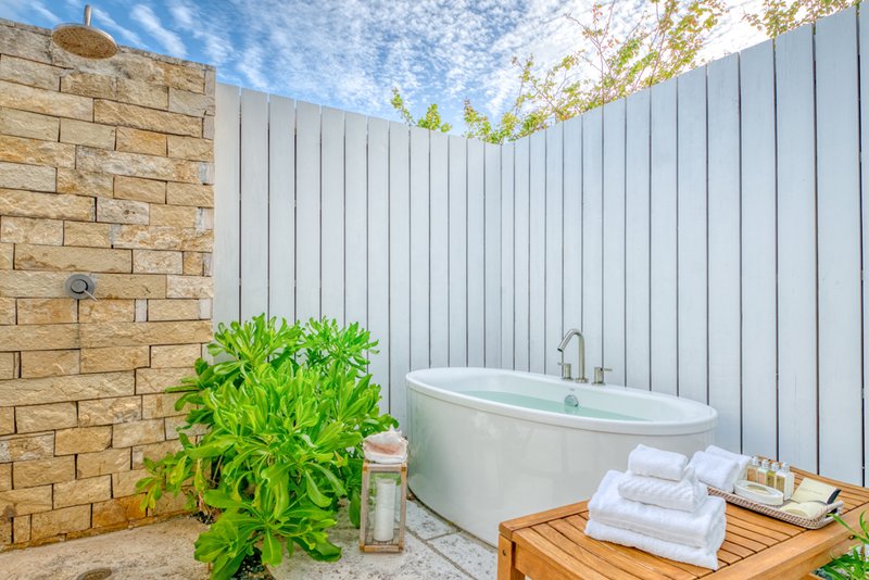 Four Bedroom Beachfront Villa - Outdoor Bathtub