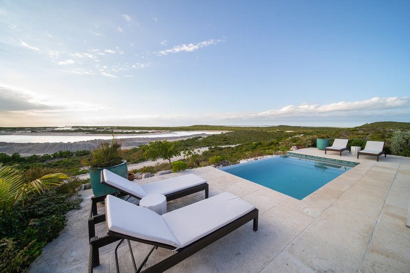 Two Bedroom Peninsula Oceanfront Coral Villa - Pool 