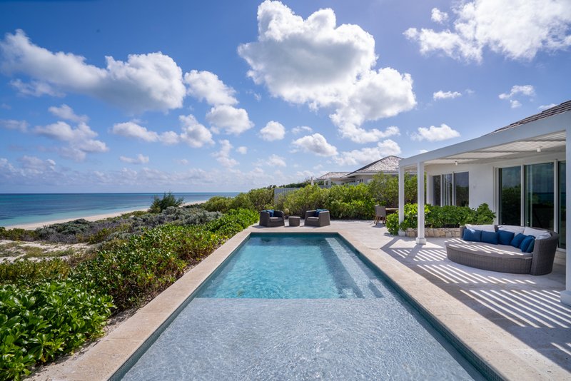 Three Bedroom Beachfront Villa - Pool 
