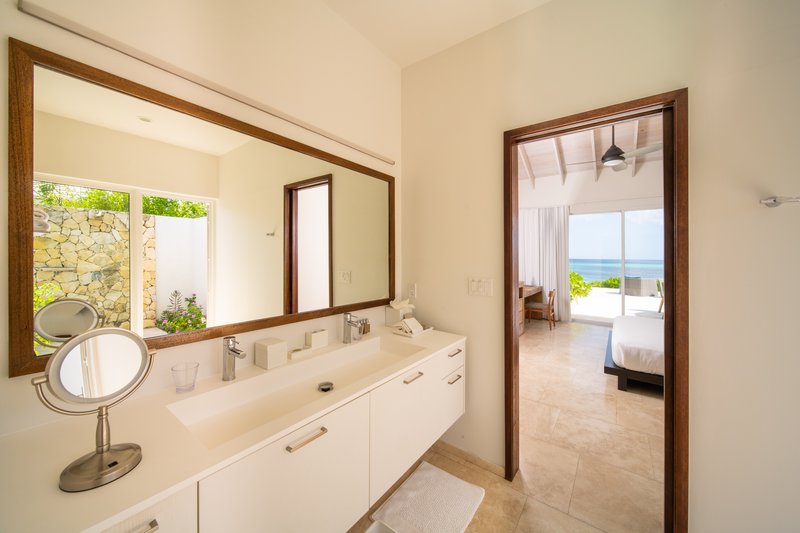 Three Bedroom Beachfront Villa - Bathroom 