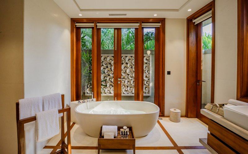 Villa - Ground Floor Master Bedroom Bathtub