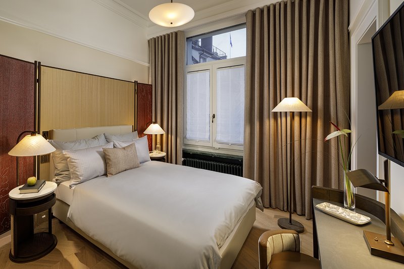 Ambassador Queen Room - Bedroom