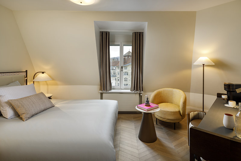 Ambassador Queen Room - Bedroom