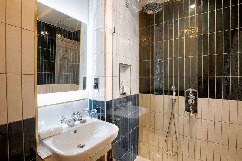 Executive King/Twin Bathroom Shower