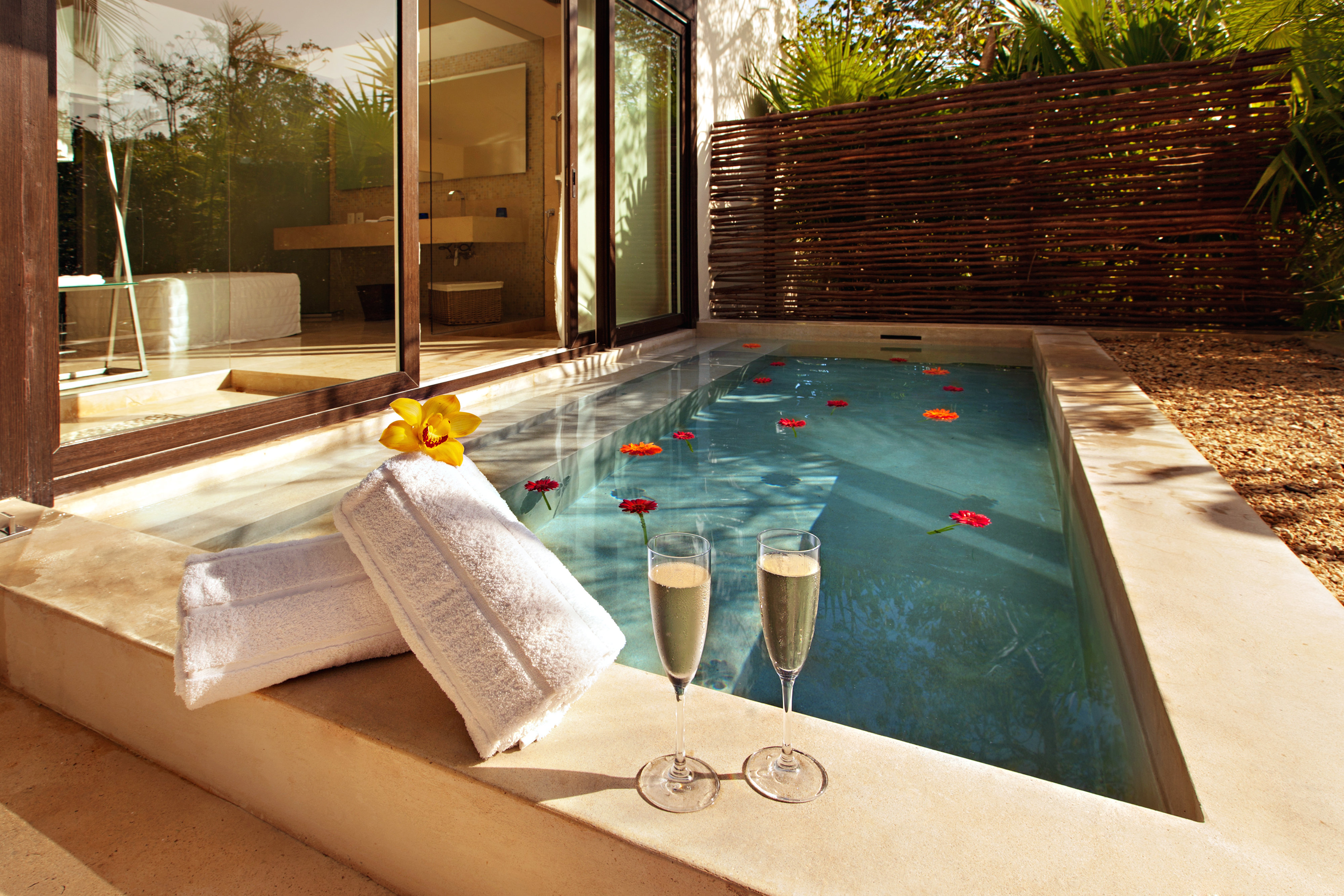 Patio Diamond Suite Outdoor Bathtub