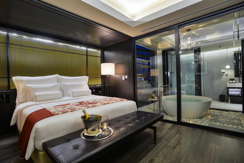 Akyra Deluxe Suite Bedroom