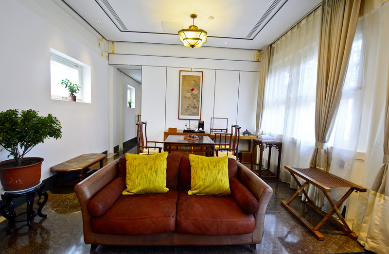 Living Room-Deluxe Room