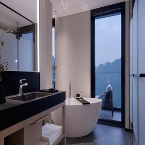 Deluxe Room Bathroom