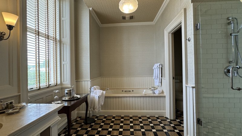 Mansion Room Bath
