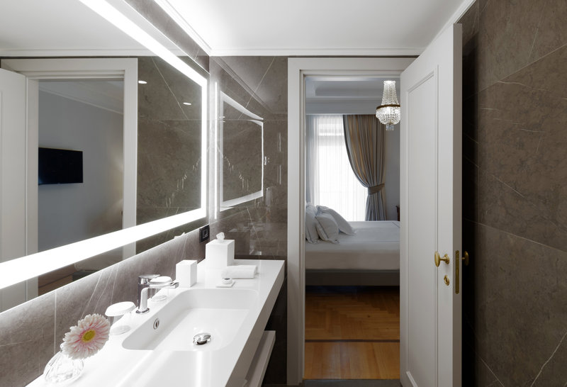 Executive Suite - Bathroom