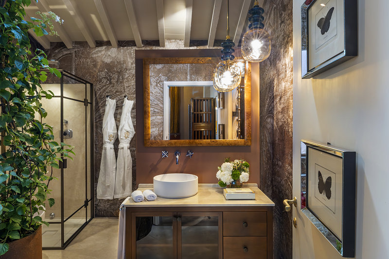 Family Suite - Bathroom