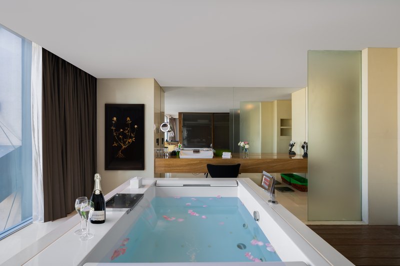 Grand Deluxe Lagoon Suite - Bathtub