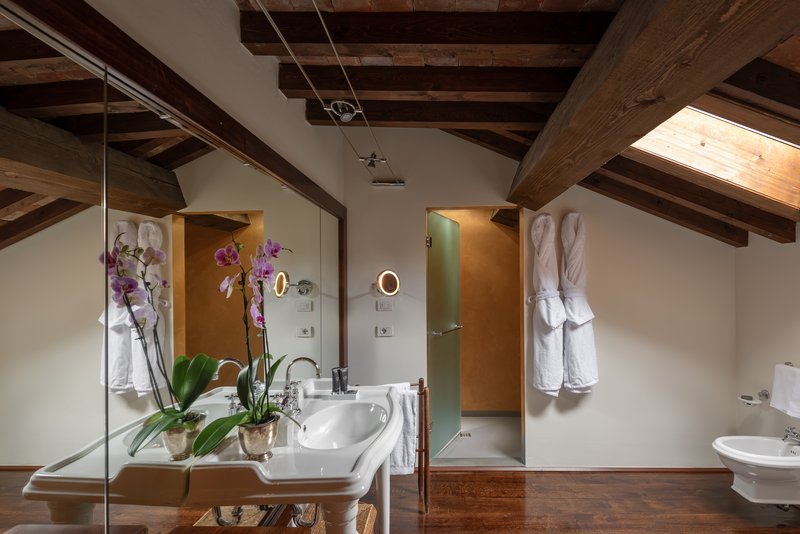 The Artist Suite - Bathroom