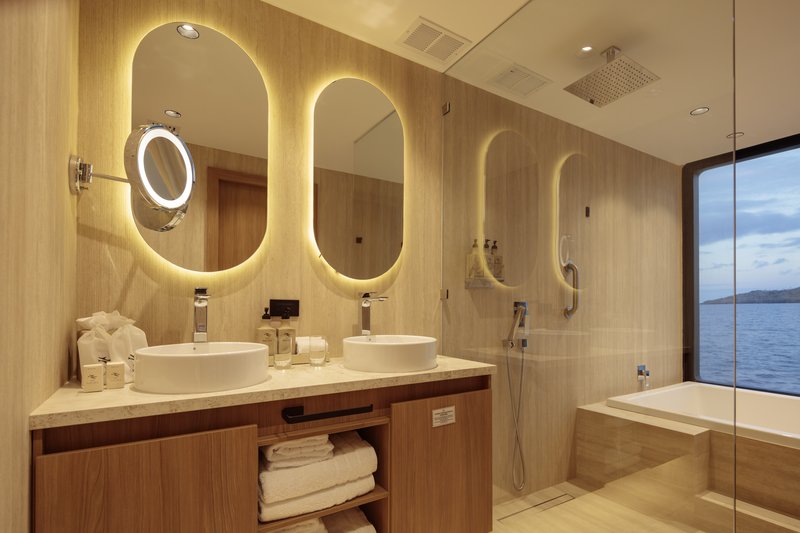 Bathroom & Jacuzzi 