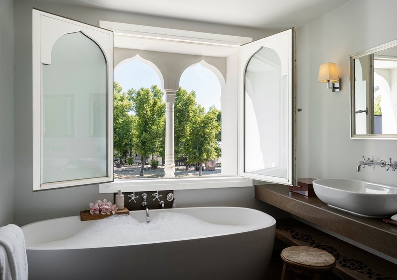 Corner Suite - Bathtub