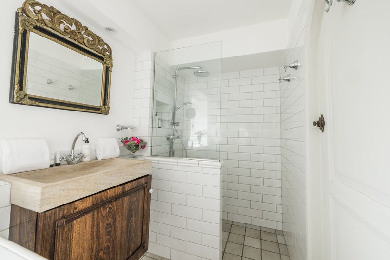 Deluxe - Bathroom