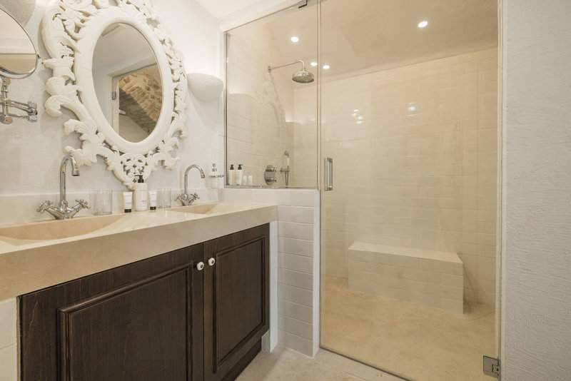 Deluxe Balcony - Bathroom