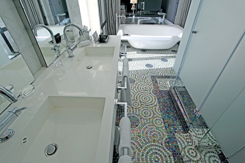 Kaos bathtub with massage jets by Bath Italy